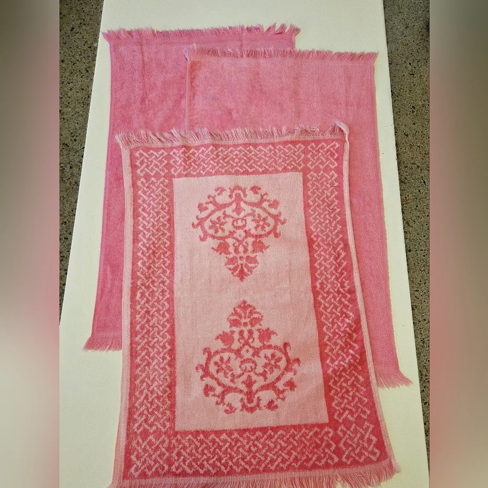 Vintage Pink Hand Towels Set Of 3 Bathroom  Kitchen Excellent Condition